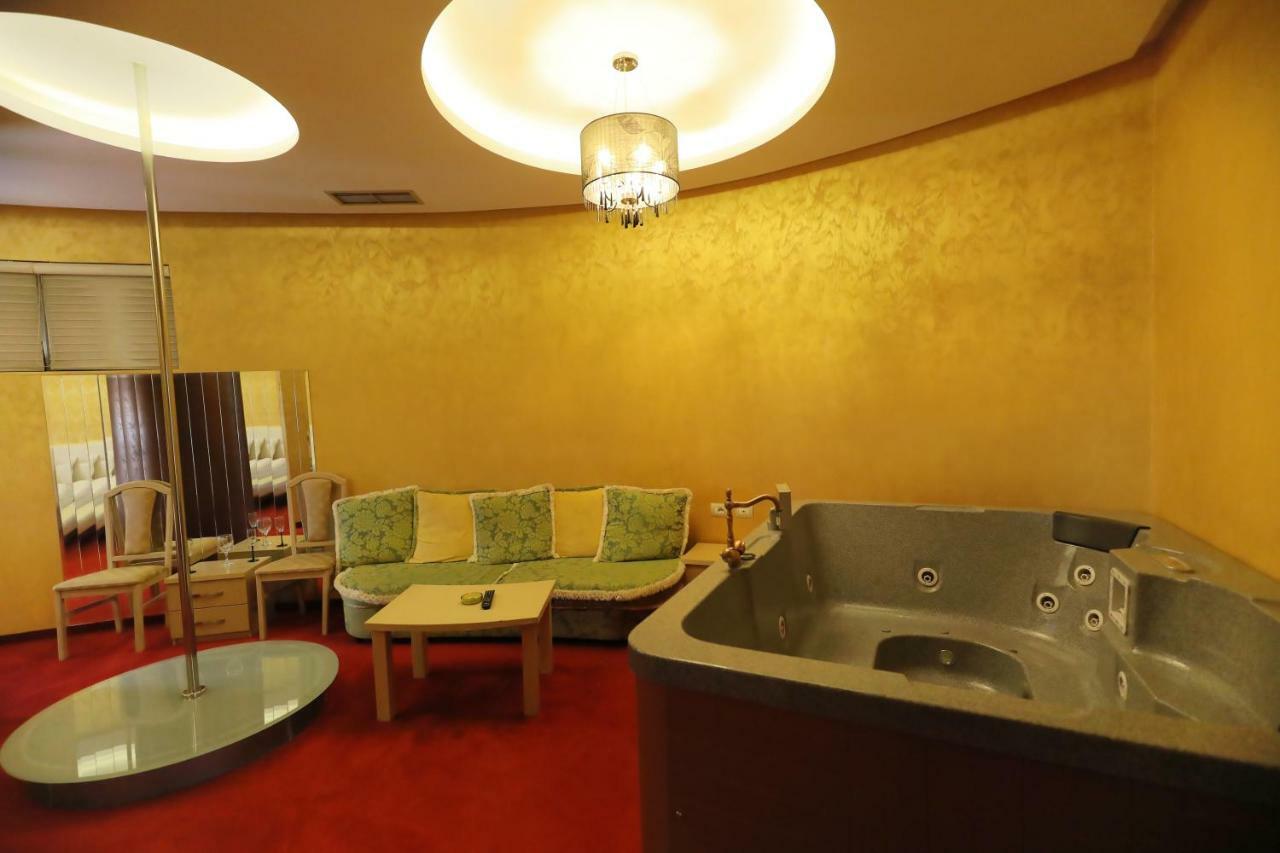 Hotel Gjuta Tirana Buitenkant foto