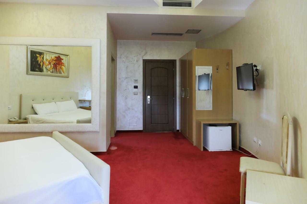 Hotel Gjuta Tirana Buitenkant foto