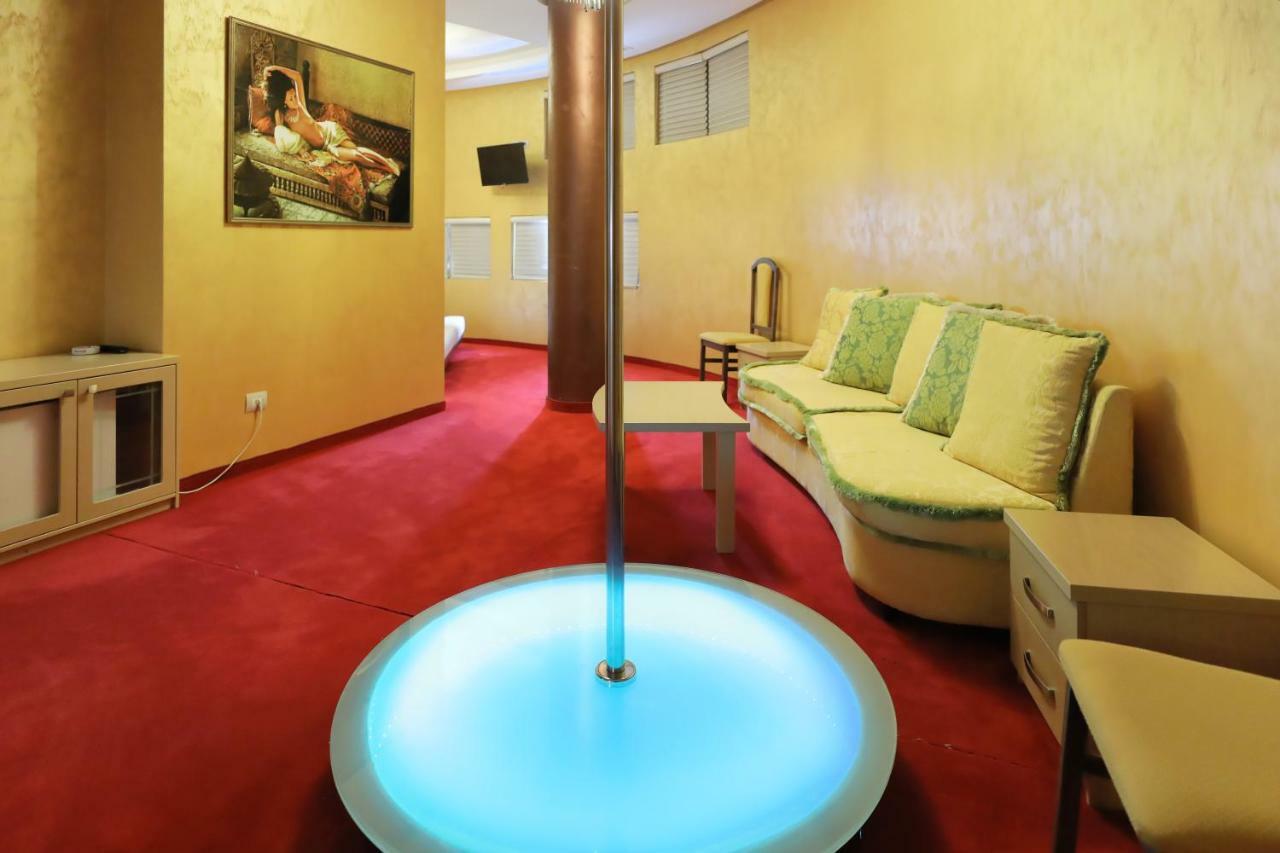 Hotel Gjuta Tirana Buitenkant foto