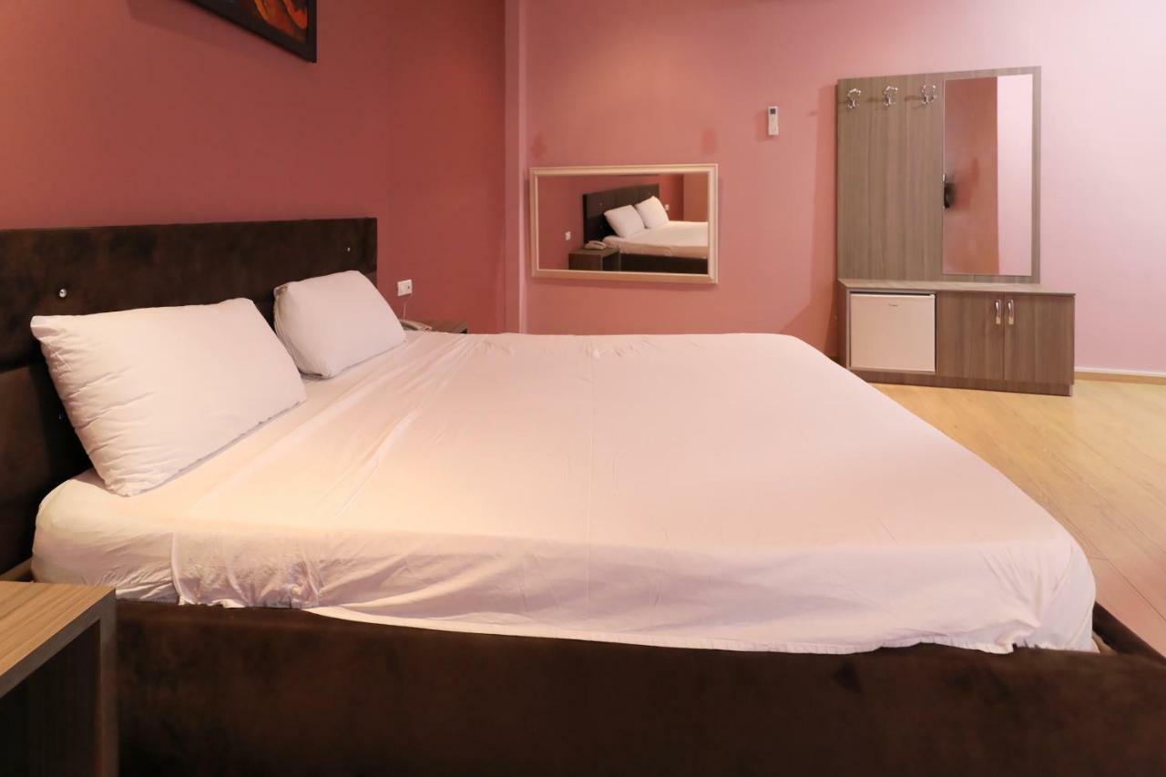 Hotel Gjuta Tirana Buitenkant foto