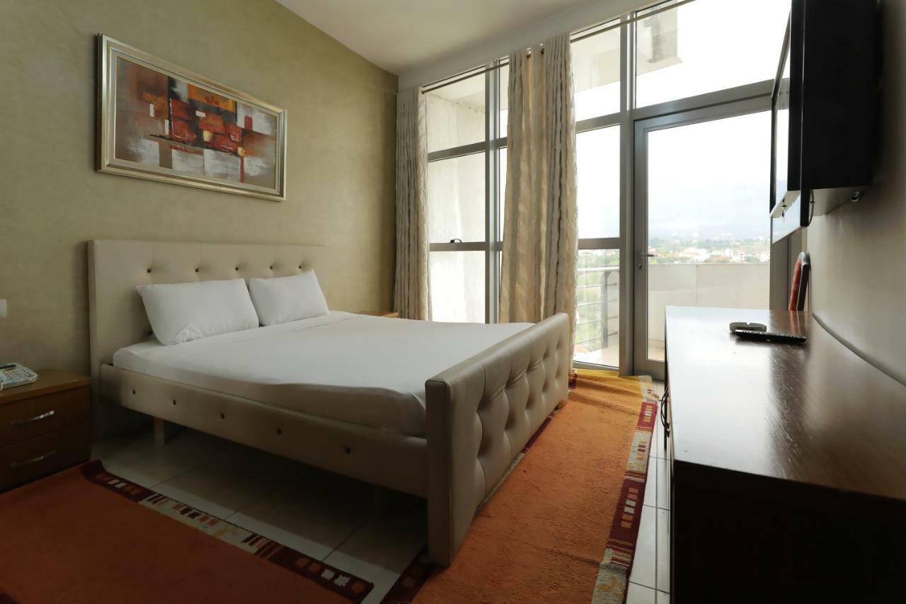 Hotel Gjuta Tirana Buitenkant foto